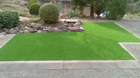 Kunstgras in tuin in Eemnes